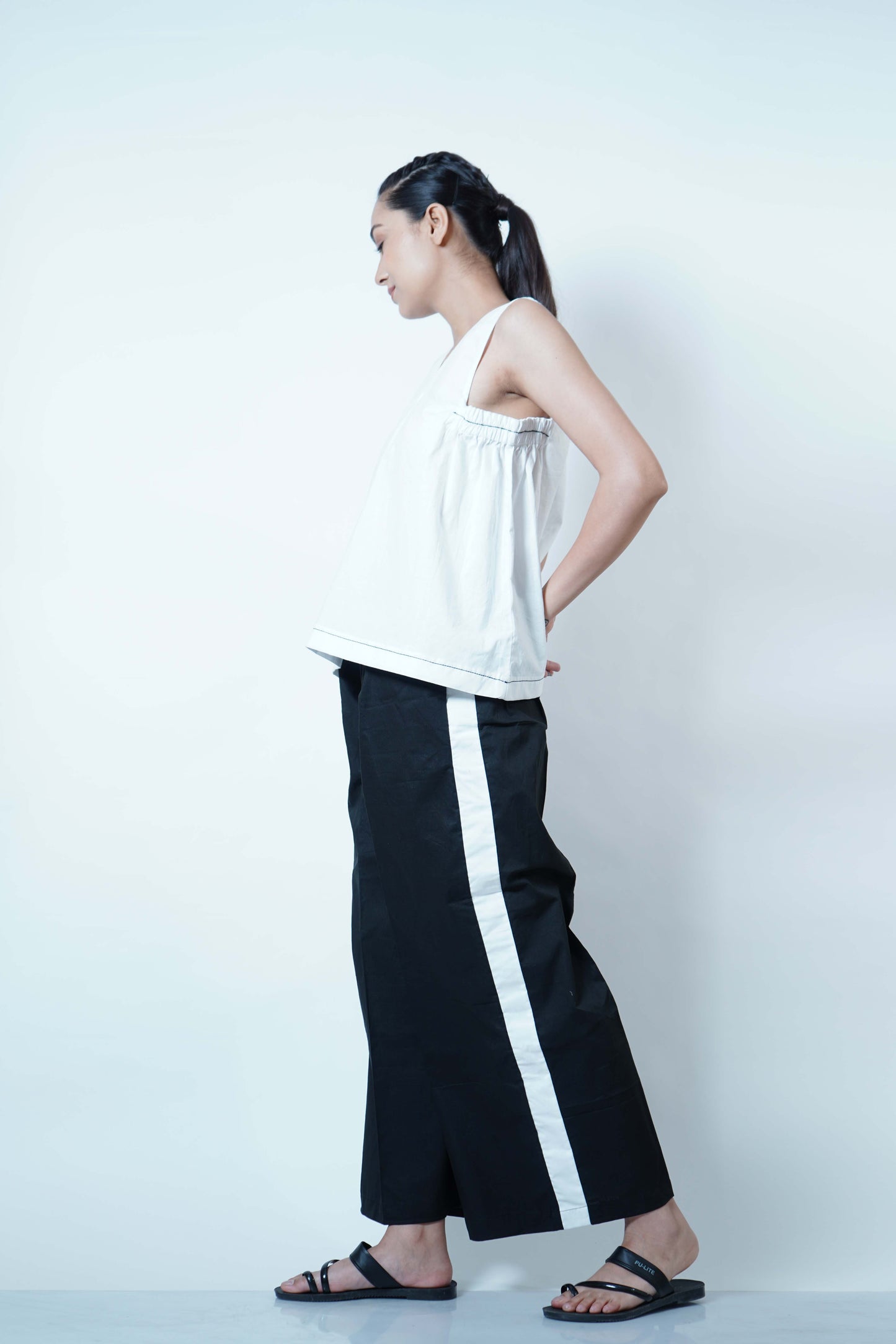 V NECK SIDE DETAIL TOP-WHITE